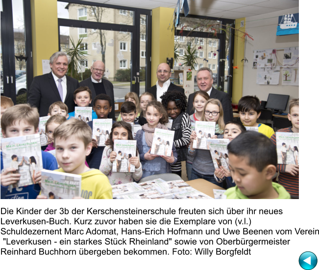 Die Kinder der 3b der Kerschensteinerschule freuten sich über ihr neues  Leverkusen-Buch. Kurz zuvor haben sie die Exemplare von (v.l.)  Schuldezernent Marc Adomat, Hans-Erich Hofmann und Uwe Beenen vom Verein  "Leverkusen - ein starkes Stück Rheinland" sowie von Oberbürgermeister  Reinhard Buchhorn übergeben bekommen. Foto: Willy Borgfeldt